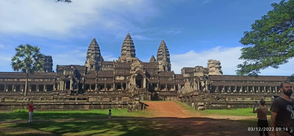 Vamos a empezar la visita a Angkor Wat Vamos a empezar la visita a Angkor Wat